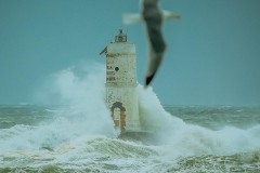 faro di Mangiabarche sferzato da onde furiose