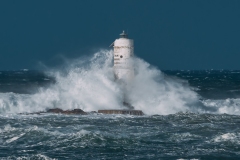 faro di Mangiabarche sferzato da onde furiose