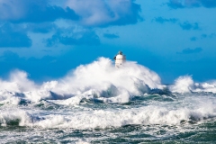 faro di Mangiabarche sferzato da onde furiose