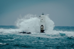 faro di Mangiabarche sferzato da onde furiose