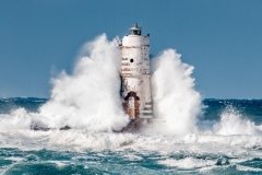 faro di Mangiabarche sferzato da onde furiose