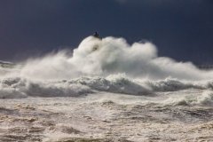 faro di Mangiabarche sferzato da onde furiose