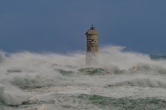 faro di Mangiabarche sferzato da onde furiose