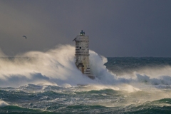 faro di Mangiabarche sferzato da onde furiose