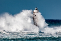 faro di Mangiabarche sferzato da onde furiose
