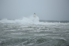 faro di Mangiabarche sferzato da onde furiose