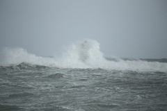 faro di Mangiabarche sferzato da onde furiose