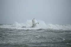 faro di Mangiabarche sferzato da onde furiose