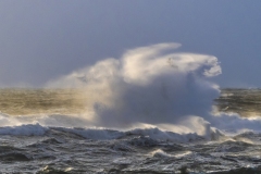 faro di Mangiabarche sferzato da onde furiose