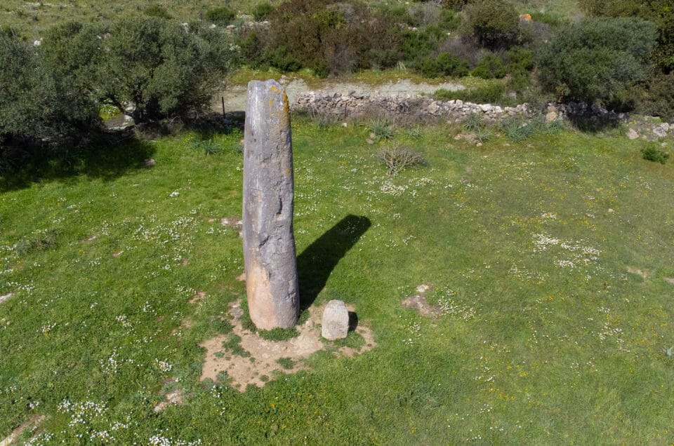 Il menhir di monte Corru Tundu nel centro Sardegna
