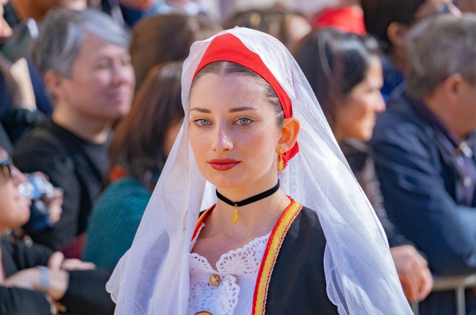La bellezza dell’abito sardo nel corteo della Sartiglia