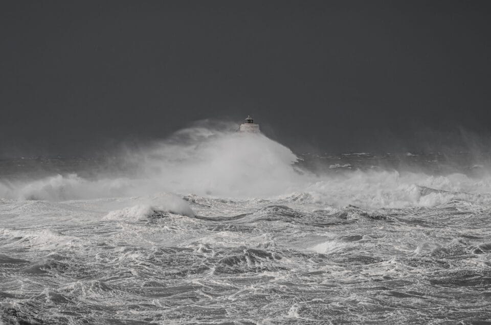 La tempesta perfetta al faro Mangiabarche Calasetta in Sardegna