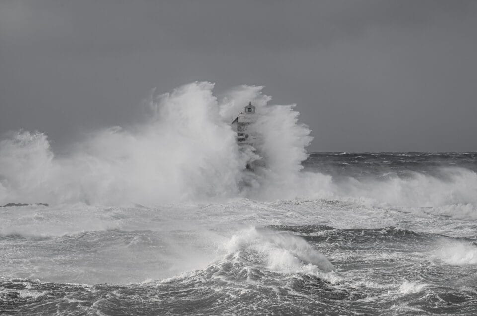 Il faro di Mangiabarche sferzato da onde furiose nel mare in tempesta