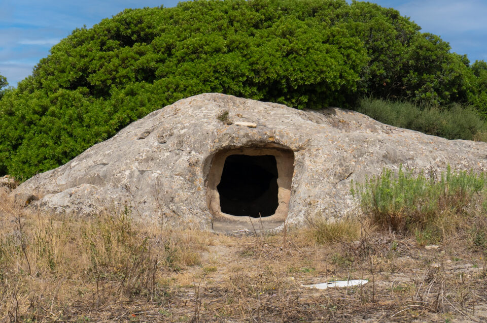 Domus de Janas: storia immagini e leggende