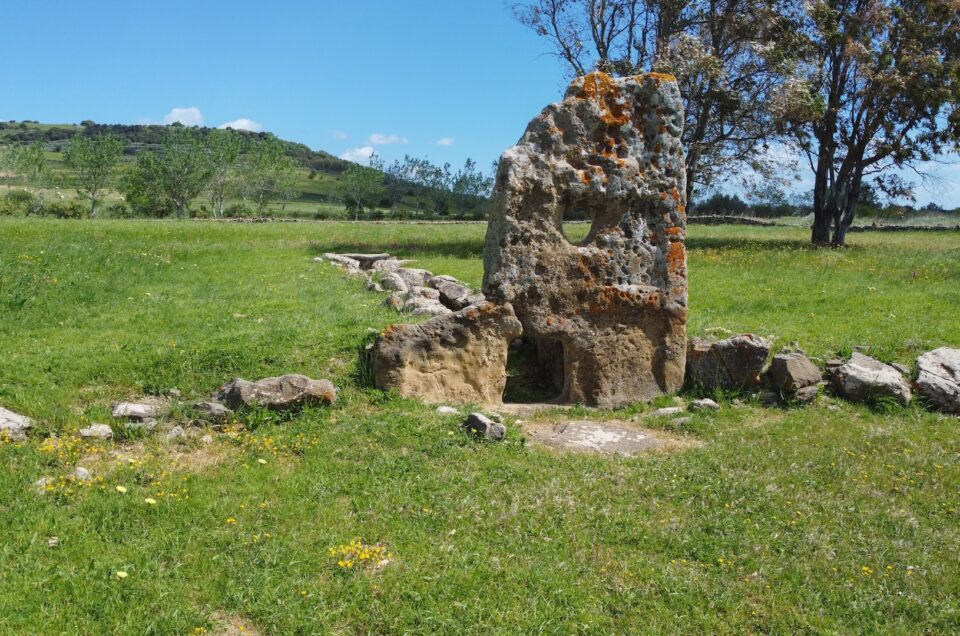 Tombe dei Giganti in Sardegna: Storia immagini e Misteri