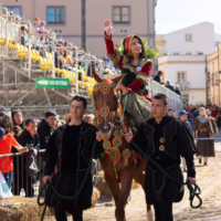 Fede, eleganza e tradizione sfilano per le vie di Oristano durante Sa Sartiglia. cavalieri della sartiglia abiti sardi e su componidori