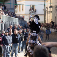 Fede, eleganza e tradizione sfilano per le vie di Oristano durante Sa Sartiglia. cavalieri della sartiglia abiti sardi e su componidori