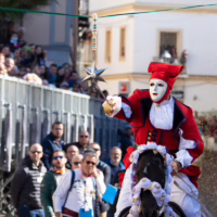 Fede, eleganza e tradizione sfilano per le vie di Oristano durante Sa Sartiglia. cavalieri della sartiglia abiti sardi e su componidori