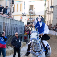 Fede, eleganza e tradizione sfilano per le vie di Oristano durante Sa Sartiglia. cavalieri della sartiglia abiti sardi e su componidori