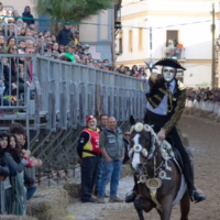 Fede, eleganza e tradizione sfilano per le vie di Oristano durante Sa Sartiglia. cavalieri della sartiglia abiti sardi e su componidori