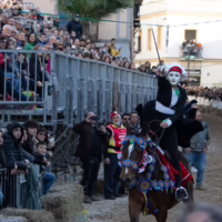 Fede, eleganza e tradizione sfilano per le vie di Oristano durante Sa Sartiglia. cavalieri della sartiglia abiti sardi e su componidori