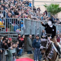 Fede, eleganza e tradizione sfilano per le vie di Oristano durante Sa Sartiglia. cavalieri della sartiglia abiti sardi e su componidori