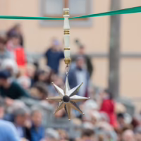 Fede, eleganza e tradizione sfilano per le vie di Oristano durante Sa Sartiglia. cavalieri della sartiglia abiti sardi e su componidori
