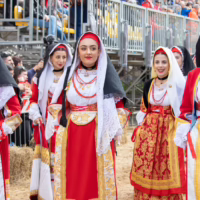 Fede, eleganza e tradizione sfilano per le vie di Oristano durante Sa Sartiglia. cavalieri della sartiglia abiti sardi e su componidori