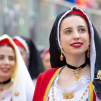 Fede, eleganza e tradizione sfilano per le vie di Oristano durante Sa Sartiglia. cavalieri della sartiglia abiti sardi e su componidori