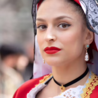 Fede, eleganza e tradizione sfilano per le vie di Oristano durante Sa Sartiglia. cavalieri della sartiglia abiti sardi e su componidori