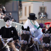 Fede, eleganza e tradizione sfilano per le vie di Oristano durante Sa Sartiglia. cavalieri della sartiglia abiti sardi e su componidori