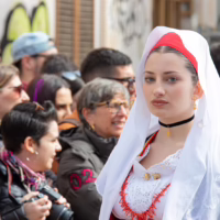 Fede, eleganza e tradizione sfilano per le vie di Oristano durante Sa Sartiglia. cavalieri della sartiglia abiti sardi e su componidori