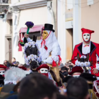 Fede, eleganza e tradizione sfilano per le vie di Oristano durante Sa Sartiglia. i cavalieri della sartiglia abiti sardi e su componidori