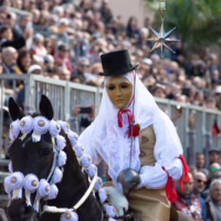 Fede, eleganza e tradizione sfilano per le vie di Oristano durante Sa Sartiglia. cavalieri della sartiglia abiti sardi e su componidori