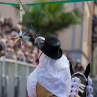 Fede, eleganza e tradizione sfilano per le vie di Oristano durante Sa Sartiglia. cavalieri della sartiglia abiti sardi e su componidori