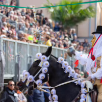 Fede, eleganza e tradizione sfilano per le vie di Oristano durante Sa Sartiglia. cavalieri della sartiglia abiti sardi e su componidori