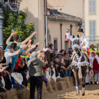 Fede, eleganza e tradizione sfilano per le vie di Oristano durante Sa Sartiglia. cavalieri della sartiglia abiti sardi e su componidori