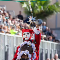 Fede, eleganza e tradizione sfilano per le vie di Oristano durante Sa Sartiglia. cavalieri della sartiglia abiti sardi e su componidori