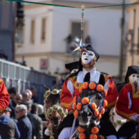 Fede, eleganza e tradizione sfilano per le vie di Oristano durante Sa Sartiglia. cavalieri della sartiglia abiti sardi e su componidori