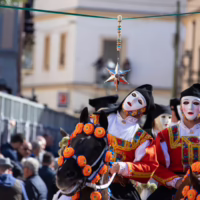 Fede, eleganza e tradizione sfilano per le vie di Oristano durante Sa Sartiglia. cavalieri della sartiglia abiti sardi e su componidori