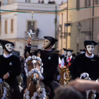 Fede, eleganza e tradizione sfilano per le vie di Oristano durante Sa Sartiglia. cavalieri della sartiglia abiti sardi e su componidori