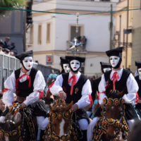 Fede, eleganza e tradizione sfilano per le vie di Oristano durante Sa Sartiglia. cavalieri della sartiglia abiti sardi e su componidori