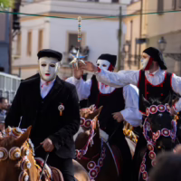 Fede, eleganza e tradizione sfilano per le vie di Oristano durante Sa Sartiglia. cavalieri della sartiglia abiti sardi e su componidori