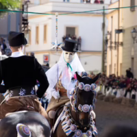 Fede, eleganza e tradizione sfilano per le vie di Oristano durante Sa Sartiglia. ri cavalieri della sartiglia abiti sardi e su componidori