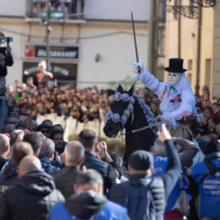 Fede, eleganza e tradizione sfilano per le vie di Oristano durante Sa Sartiglia. cavalieri della sartiglia abiti sardi e su componidori