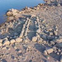 Le imponenti Tombe dei Giganti del Lago di Monte Pranu emergono tra le acque del bacino artificiale, visibili in condizioni di siccitร : un suggestivo frammento dellโantica civiltร nuragica nel cuore del Sulcis. Fotografia in luce diffusa delle Tombe dei Giganti del Lago di Monte Pranu: grandi lastre megalitiche disposte a formare un vestibolo semicircolare (esedra), che emergono dal terreno paludoso del bacino artificiale nella zona di Villaperuccio.